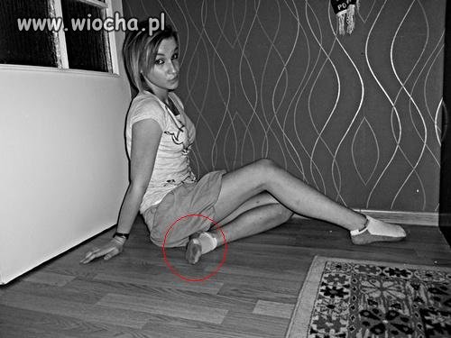 Chciała pokazać jakie ma piękne nóżki i dzióbek 