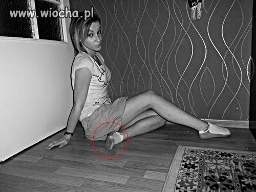 Chciała pokazać jakie ma piękne nóżki i dzióbek 