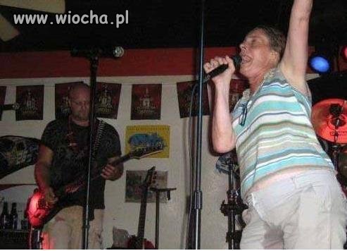 Posikała się śpiewając.
