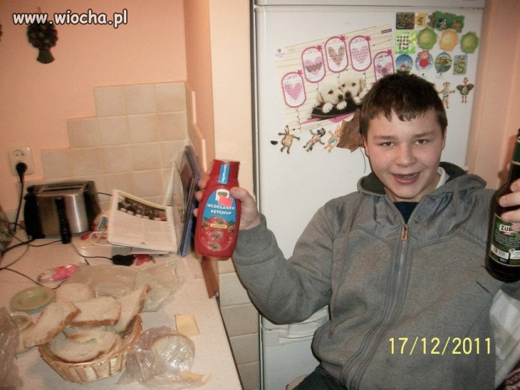 15 latek lansujący się ketchup'em i browarem