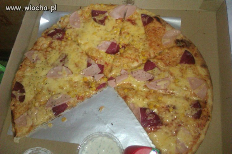 Pizza z szynką, salami i kukurydza za ponad 30 zł.