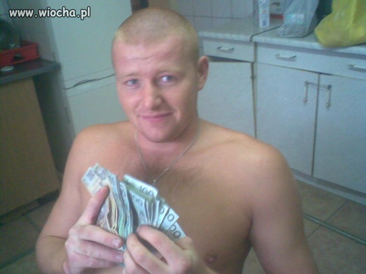 Kasa, goła klata, uśmieszek i rozwalające się szafki