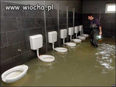 Ktoś się zlał poza kiblem XD