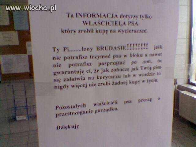 Informacja na drzwiach bloku