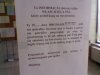 Informacja na drzwiach bloku