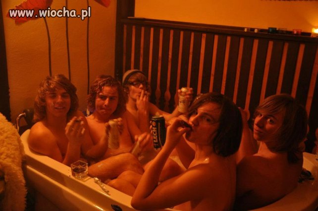 Piwko, blancik i relax z kolegami w wannie...