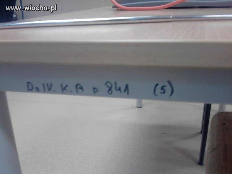 Autentyczne oznaczenie ławek w naszej szkole 