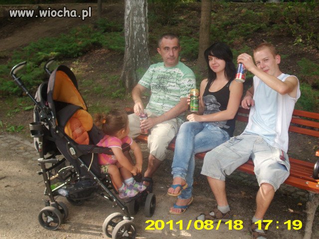 17 letnia matka ze swoim dzieckiem i piwem