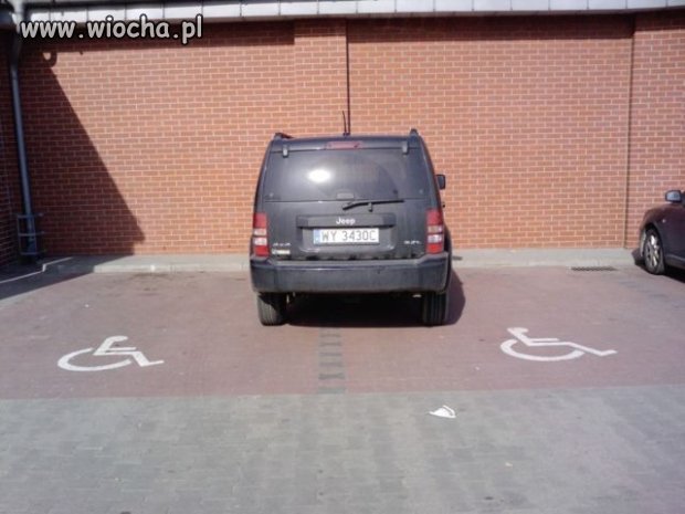 Zajęcie 2 miejsc przeznaczonych dla inwalidów.