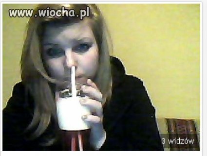 Laska pije "piwo" nosem pomysłowe ale...