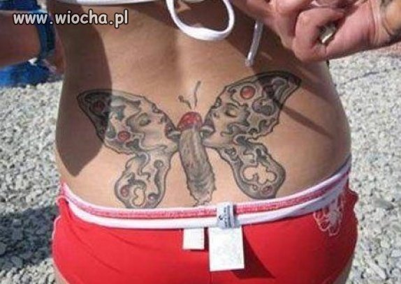 Ciekawy tatuaż u kobiety