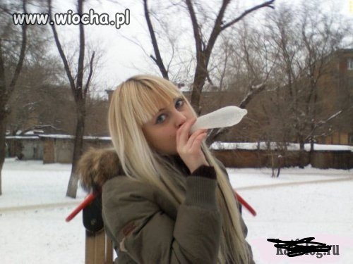 Blondi pompuje balonika