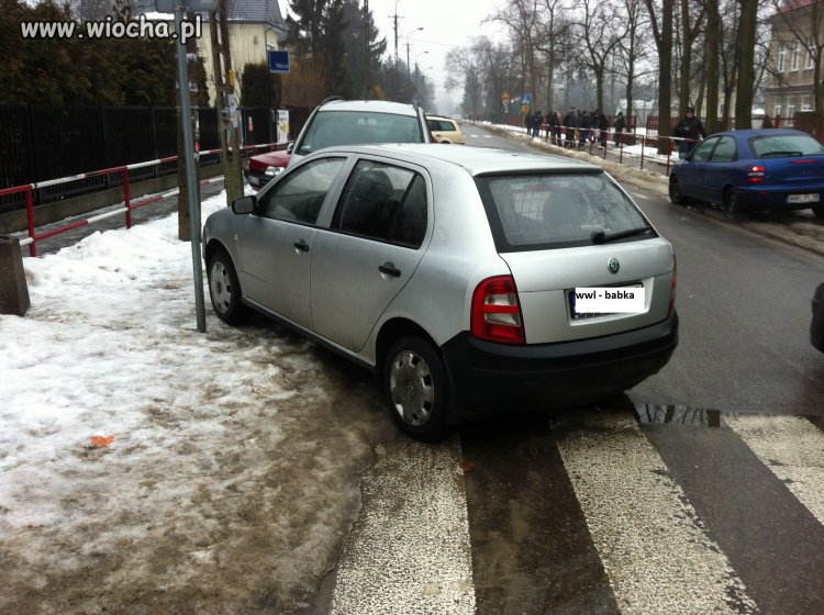 Tak zaparkowała pod szkołą w Wołominie sekretarka