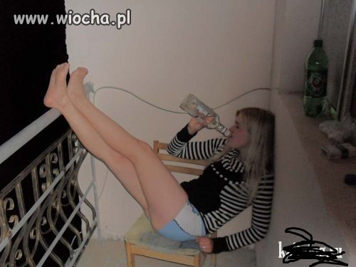 Dziunia robi fote na balkonie