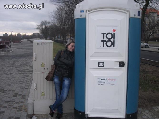 Nie śpię, bo trzymam toi toi 