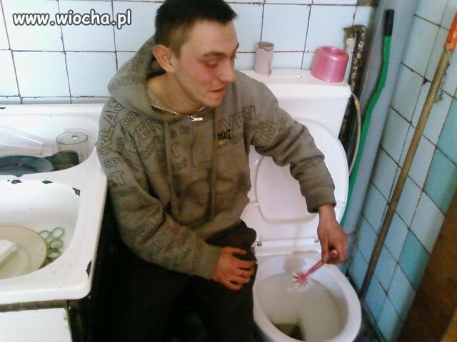 Toaleta obok zlewu...