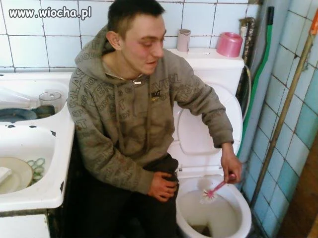 Toaleta obok zlewu...