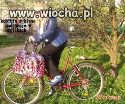Kobieta z klasą podróżuje w szpilkach 