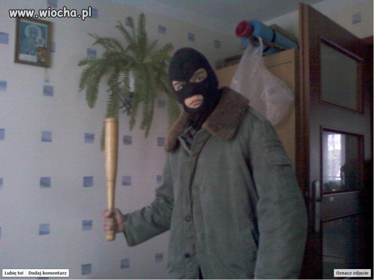 Kominiarka + pałka = postrach.