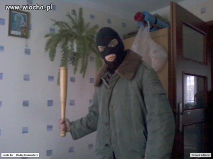 Kominiarka + pałka = postrach.