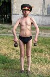 Dziadek pakuje bicepsy