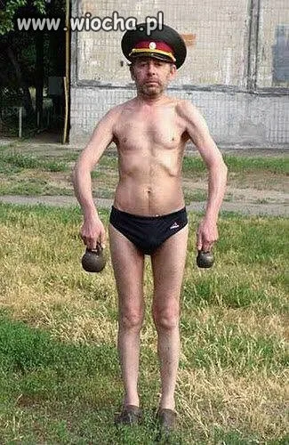 Dziadek pakuje bicepsy