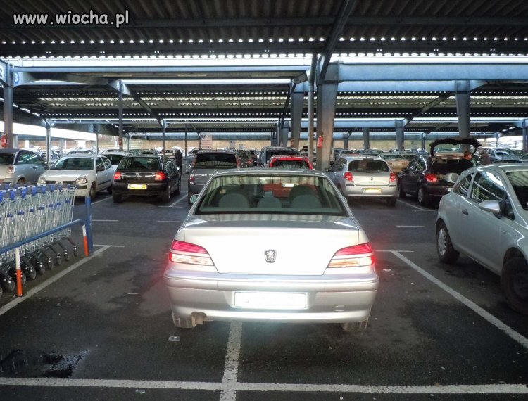 Chamstwo na parkingu w galerii!