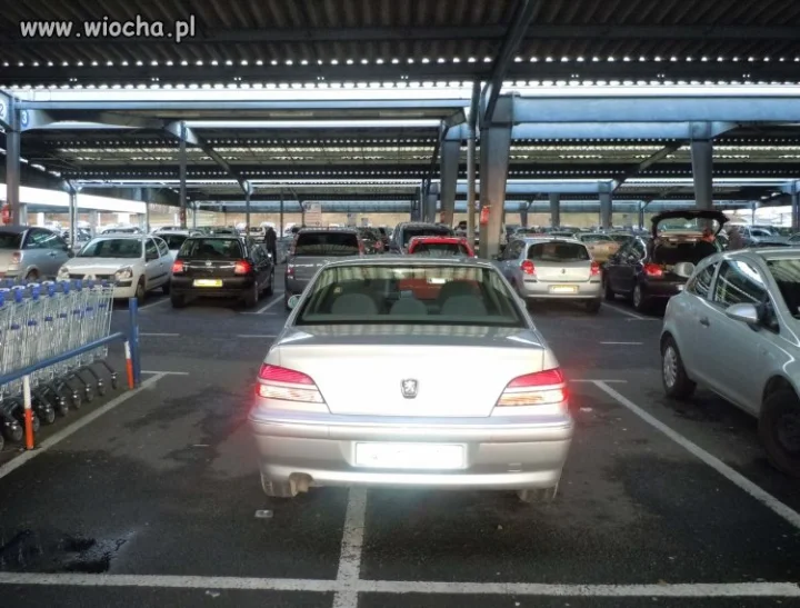 Chamstwo na parkingu w galerii!