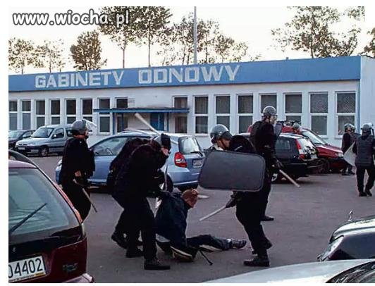 Jeden człowiek na gołe ręce vs Trzech z pałkami.