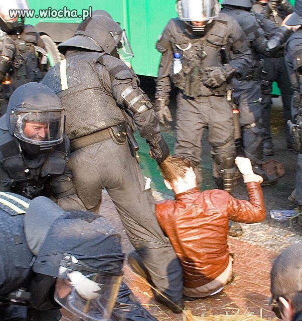 Tak właśnie policja radzi sobie z kobietami 