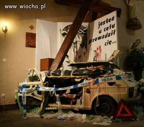 Fiat 126p w kościele.