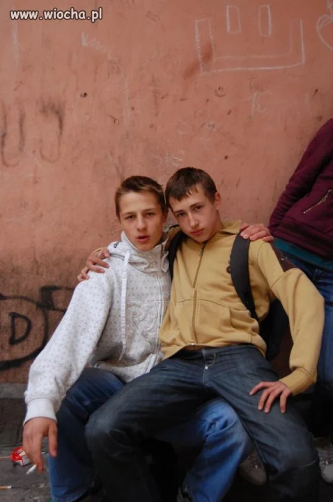 Na kolankach.