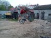 Skoczył...