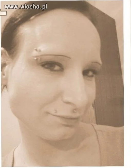 Popatrz tu! Popatrz tam! Ja kolczyki obok wargi mam