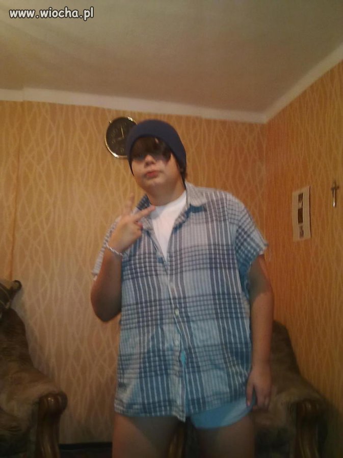 Emo grzywka + zdjęcie w majtkach + krzyż =