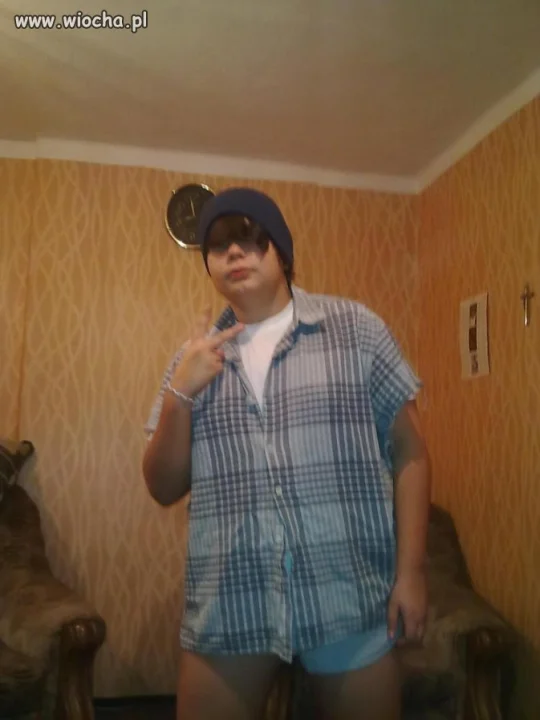 Emo grzywka + zdjęcie w majtkach + krzyż =