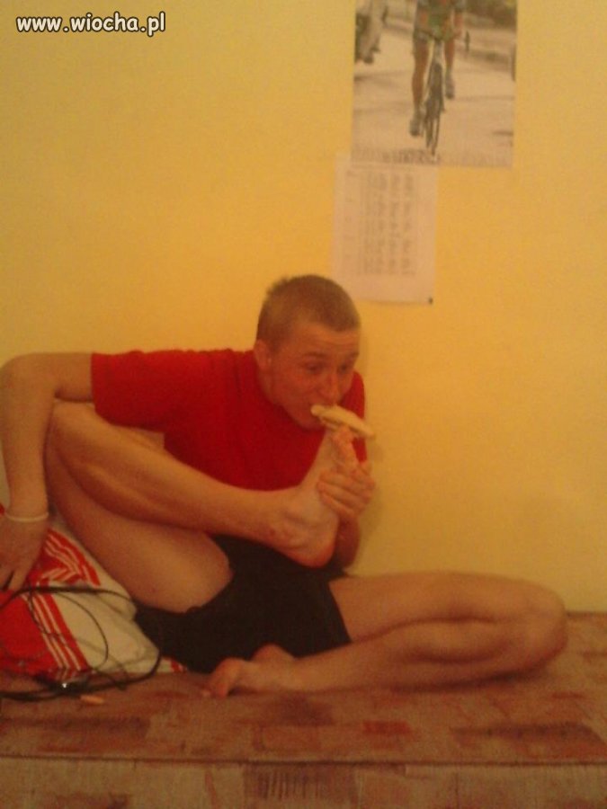 Trzymanie kanapki między palcami u stopy