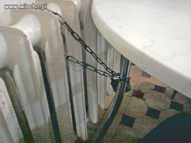 Szpital chroniący się przed kradzieżą stolika.