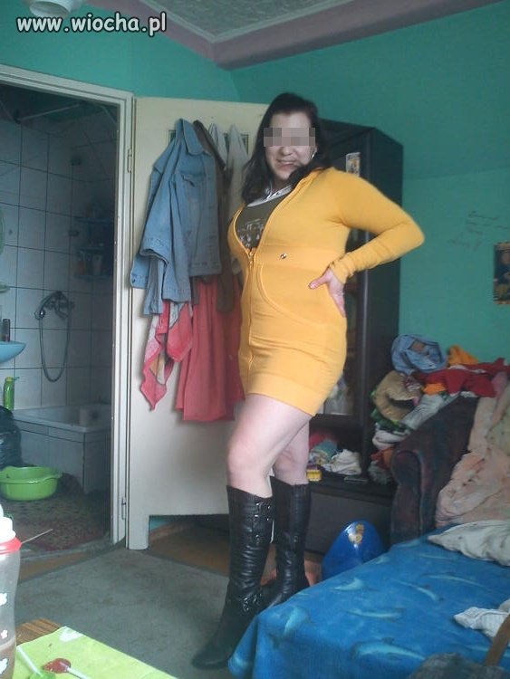 Blondynka pokazuje brunetce swoje nowe mieszkanie.