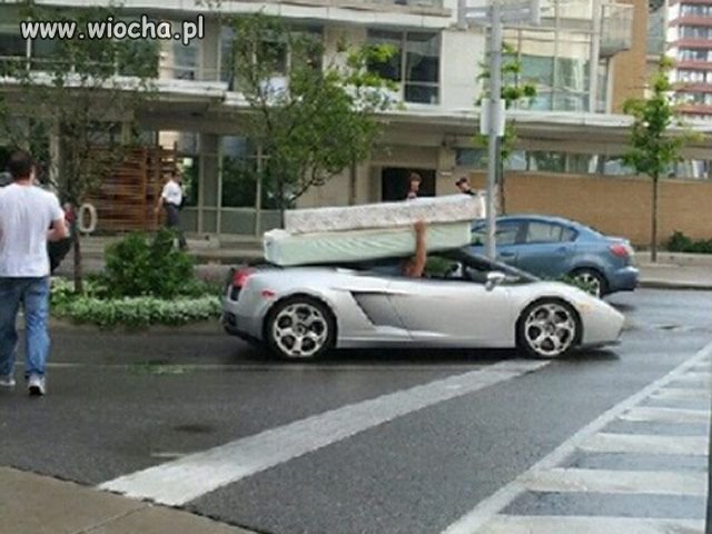 Auto do transporu materacy