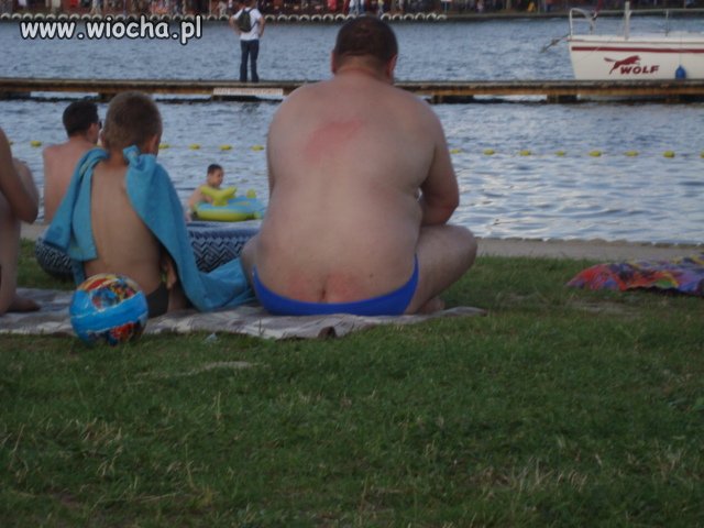 Pan rozmiarów XXL w kąpielówkach o rozmiarze XXS