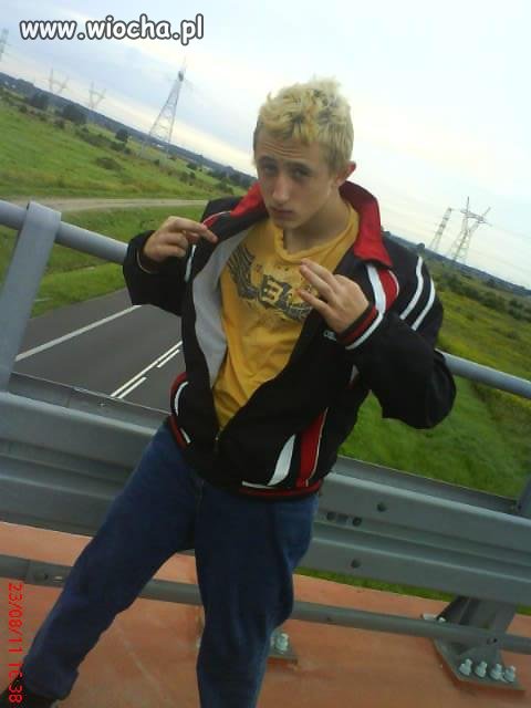Wiejski gangster w blond włosach 