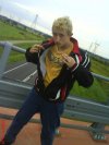 Wiejski gangster w blond włosach 