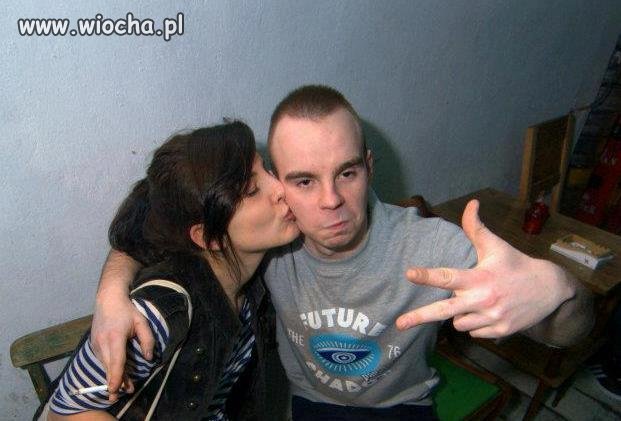 Ona daje mu buzi, a on jest gangsterem