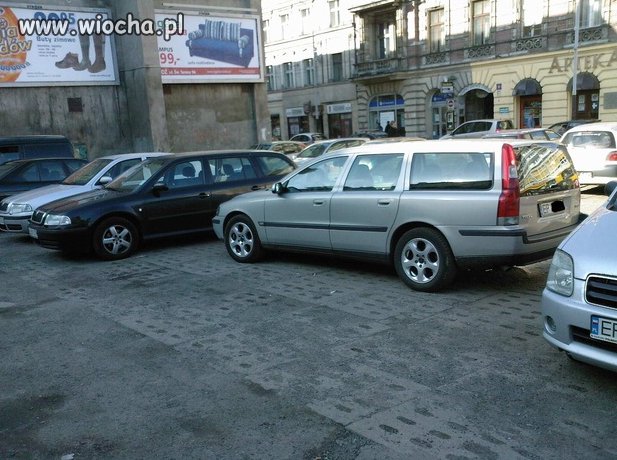 Szkoda, że te srebrne Suzuki nie zaparkowało bliżej