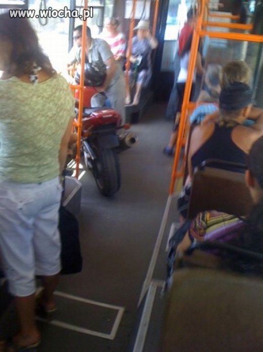 Ze skuterem w tramwaju