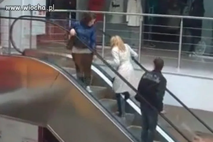 Blondynka kontra ruchome schody ...