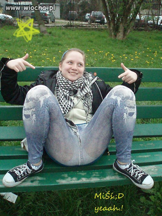 Ławeczka, trampeczki i dziurawe leginsy.