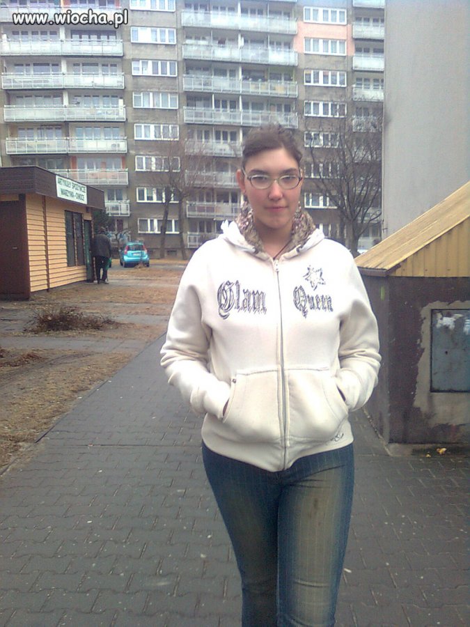Podpis pod foto "nasze bloki są za jebiste"
