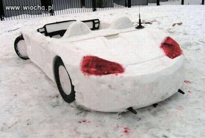 śnieżne auto dla śnieżnego bałwana
